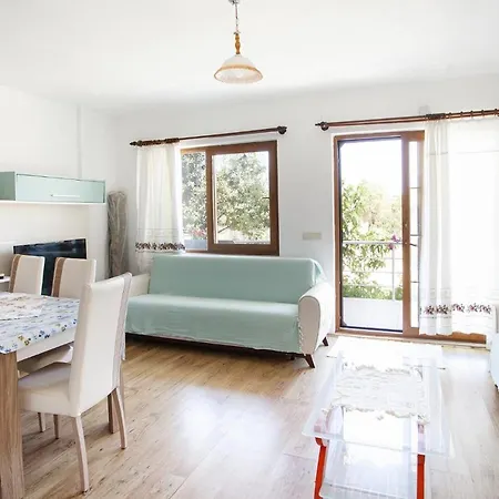 House W Balcony And Garden 1 Min To In *