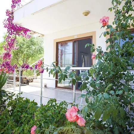 House W Balcony And Garden 1 Min To In Apartment